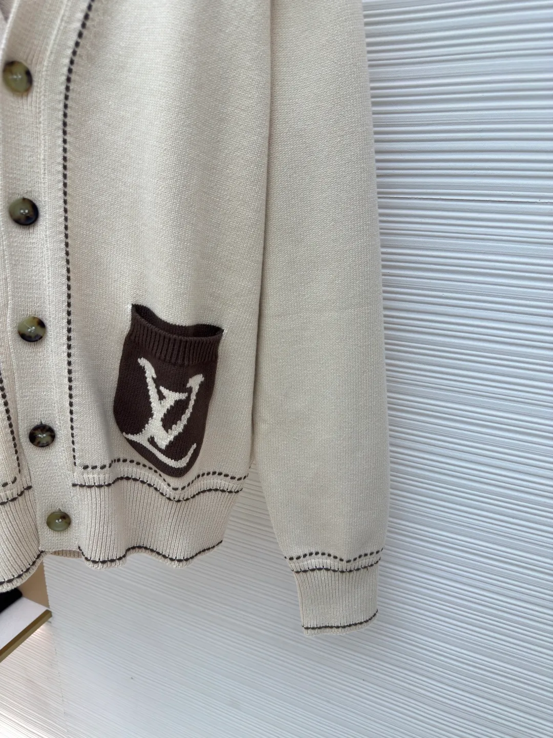 LOUIS VUITTON pocket letter cardigan ●Authentic product: Purchased and developed at 13600 ●Item number: 1680423-B70 ●Fabric: wool fabric ●Technology: knitting ●Version: loose fit ●Weight: about 850 grams ●Size: XS-S-M-L ●Description: Made of customized wool yarn, the yarn is dyed and dyed with reference to the original version. The color similarity is as high as 95%. It is knitted using Stoll 12-pin ultra-fine needle clock machine imported from Germany. It is knitted using a needle-moving shaking table. During knitting, 6 sand spits are used to alternately knit back and forth. Each piece takes 300 minutes. It is not knitted like those ordinary computerized flat knitting machines. In order to rush the goods efficiently, the speed is turned to the limit, and the stitches of the knitted garments are different in size. The overall wiring is straight and delicate, the fabric is comfortable and soft, and the color is consistent without color difference. It can be matched with the same style to create a fashionable look and control various occasions. Customized accessories, complete with three standards, same style for men and women!